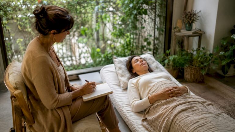 Hypnose pratiquée dans un cabinet chaleureux et propice à la détente